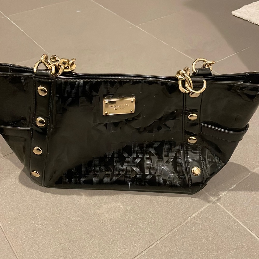 Authentic MIchael Kors leather purse w/gold! Good used condition - has some wear